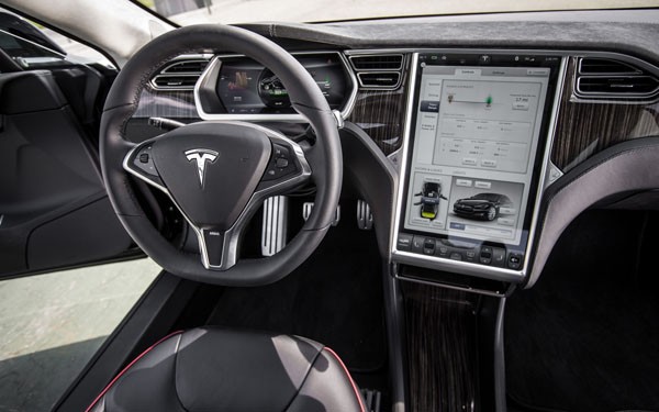 2012-Tesla-Model-S-cockpit-and-center-screen