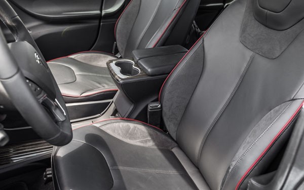 2012-Tesla-Model-S-front-seats